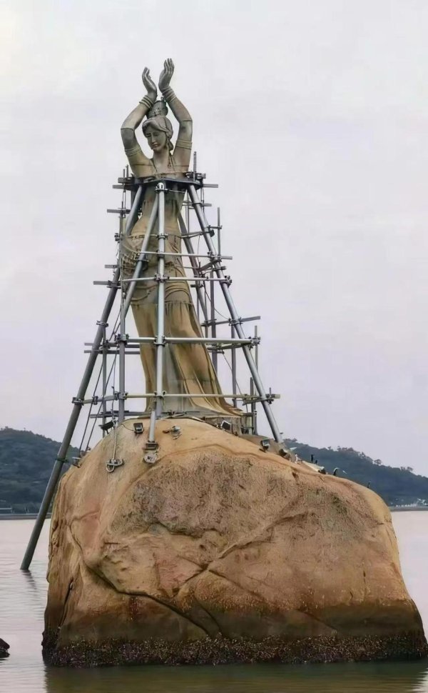 赚配网 辟谣！珠海渔女没有被“架”起来，深交所门前牛雕塑没被“栓”起来